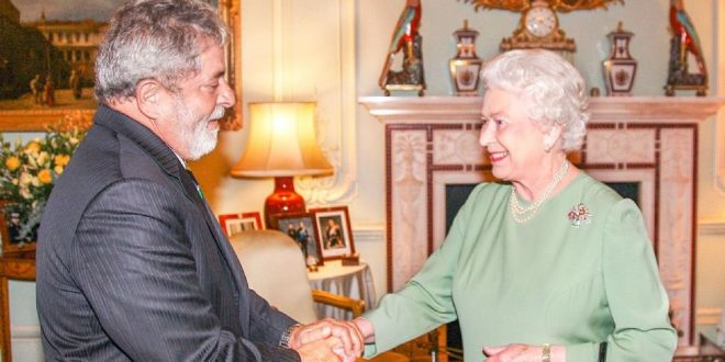 Lula faz homenagem à Rainha Elizabeth e relembra encontros com ela