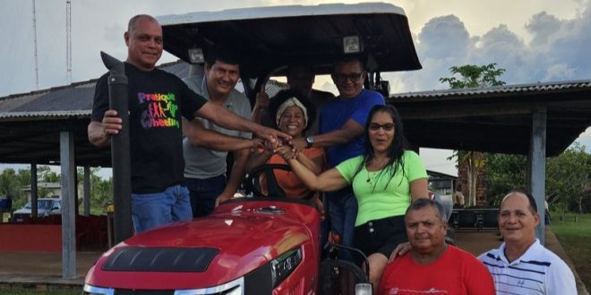 Produtores do distrito do Iata, em Guajará-Mirim, recebem trator de pneus adquirido com emenda da deputada Sílvia Cristina