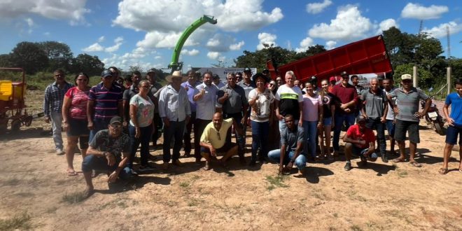 Deputada Sílvia Cristina faz a entrega de implementos agrícolas para três associações rurais de Mirante da Serra 