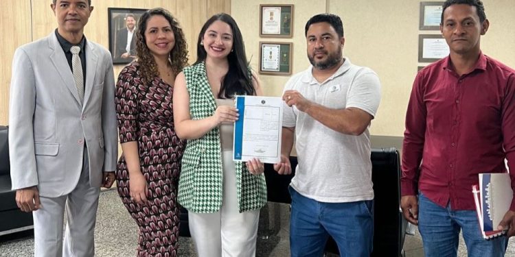 Alex Redano indica aquisição de tablets para educação municipal em Cacaulândia