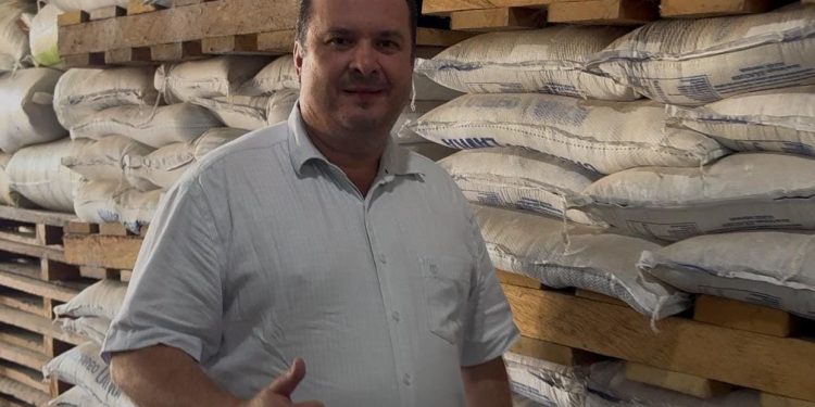 Deputado Dr. Luís do Hospital fortalece agricultura familiar em Jaru com 40 toneladas de calcário