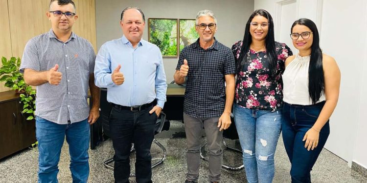 Deputado Pedro Fernandes recebe prefeito e vice-prefeito eleitos de Rio Crespo e reafirma compromisso com o Município