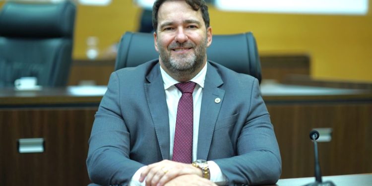 Redano solicita construção de quadra poliesportiva para escola em São Miguel do Guaporé