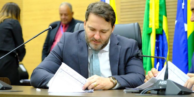 Deputado Alex Redano indica construção de banheiros no Espaço Alternativo em Porto Velho