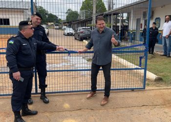 Alex Redano entrega obra proveniente de emenda para construção de muro no 7º BPM