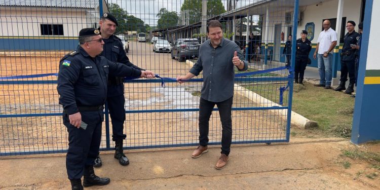 Alex Redano entrega obra proveniente de emenda para construção de muro no 7º BPM