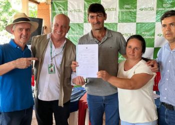 Jaime Bagattoli entrega os primeiros contratos de concessão de uso em assentamento de Parecis (RO)