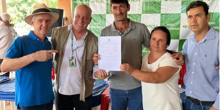 Jaime Bagattoli entrega os primeiros contratos de concessão de uso em assentamento de Parecis (RO)
