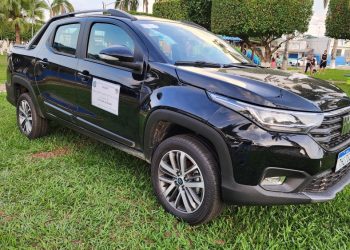 Delegado Lucas entrega nova picape para atender a agricultura de Monte Negro