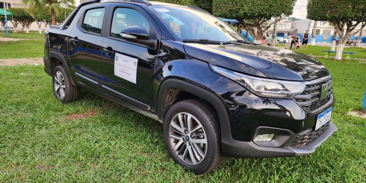 Delegado Lucas entrega nova picape para atender a agricultura de Monte Negro