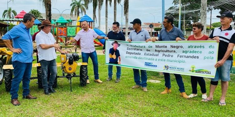 Pedro Fernandes entrega implementos agrícolas para fortalecer a agricultura familiar em Monte Negro