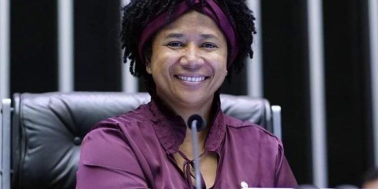 Sílvia Cristina garante passagens aéreas para jovens atletas de Rondônia disputar competições