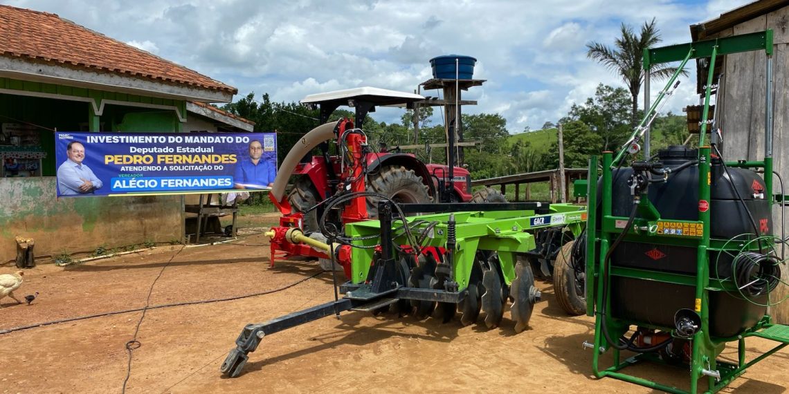 Deputado Pedro Fernandes entrega implementos agrícolas para fortalecer a produção rural em Cujubim