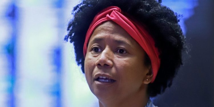 Deputada Sílvia Cristina votou contra projeto que retira direitos de quem recebe o BPC