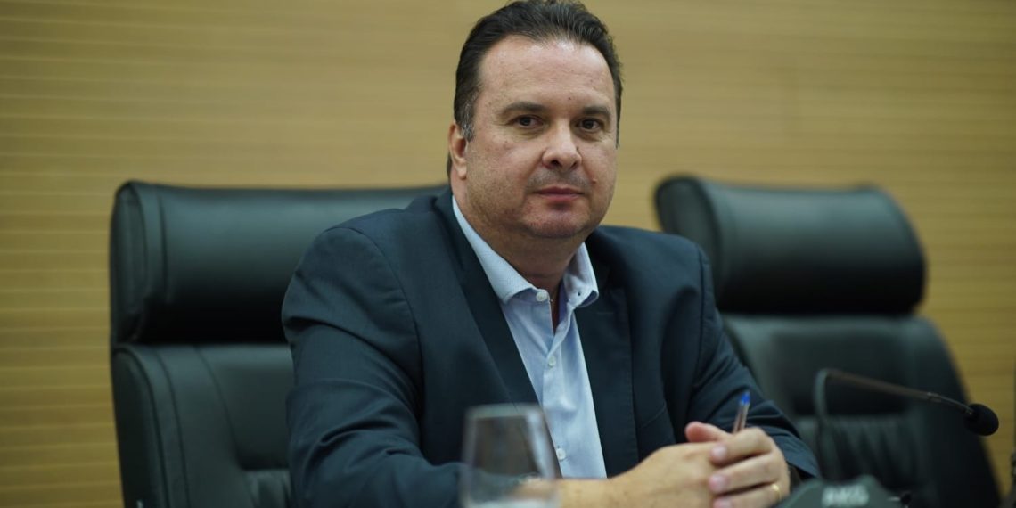 Lei de autoria do deputado Luís do Hospital garante inclusão de paternidade em registros civis em RO