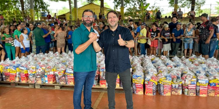 Deputado Alex Redano entrega cestas natalinas à Associação São Tiago Maior em Porto Velho
