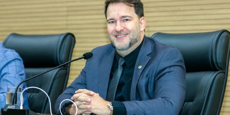 Deputado Alex Redano solicita manutenção do Ensino Médio matutino na Escola Cora Coralina, em Ariquemes