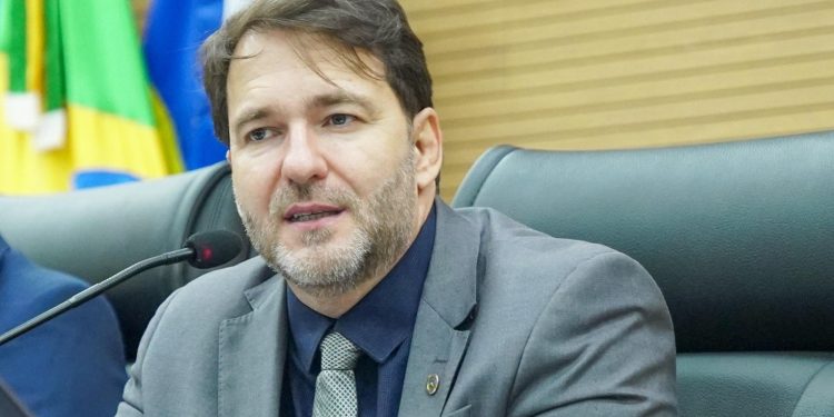 Alex Redano solicita contratação de neuropediatra para o CER de Ji-Paraná