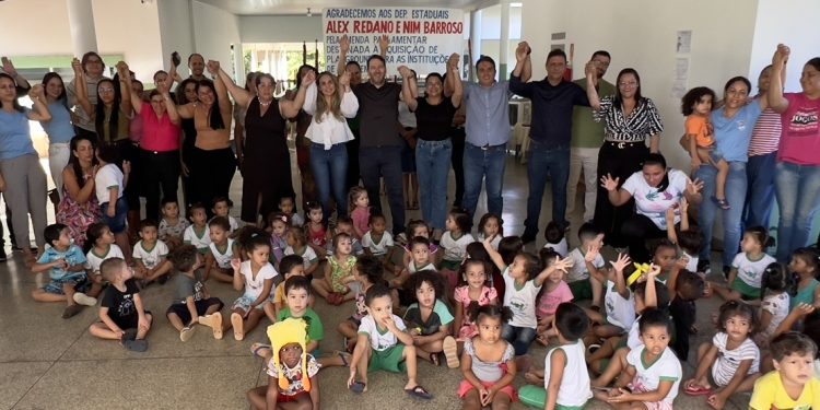 Presidente Alex Redano entrega playgrounds para escolas e creches de Ariquemes