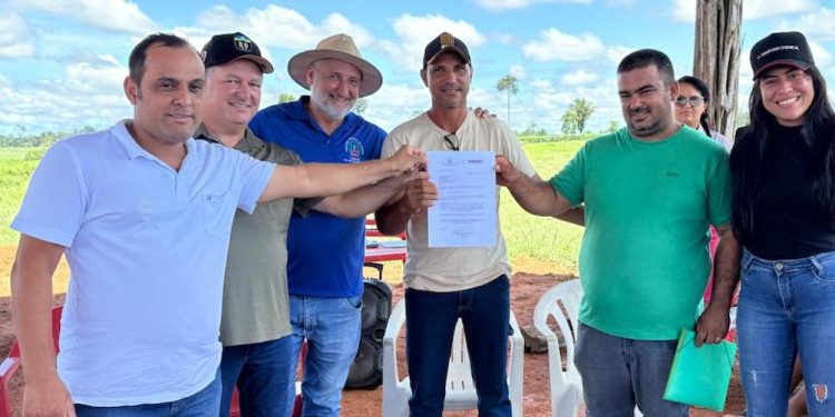 Deputado Pedro Fernandes e vereador Alécio Fernandes entregam implementos agrícolas para fortalecer a produção rural em Cujubim