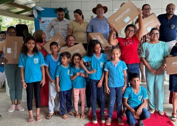 Notebooks adquiridos com emenda de Pedro Fernandes são entregues na Escola Vinícius de Moraes, em Ariquemes