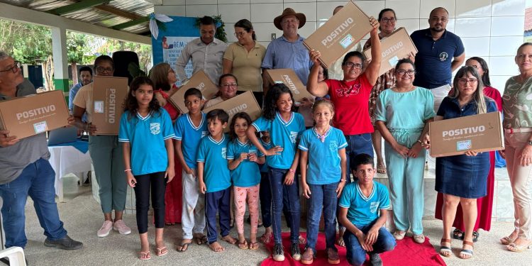 Notebooks adquiridos com emenda de Pedro Fernandes são entregues na Escola Vinícius de Moraes, em Ariquemes
