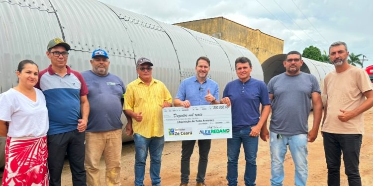 Presidente Alex Redano entrega tubos para infraestrutura na LC-110 em Alto Paraíso