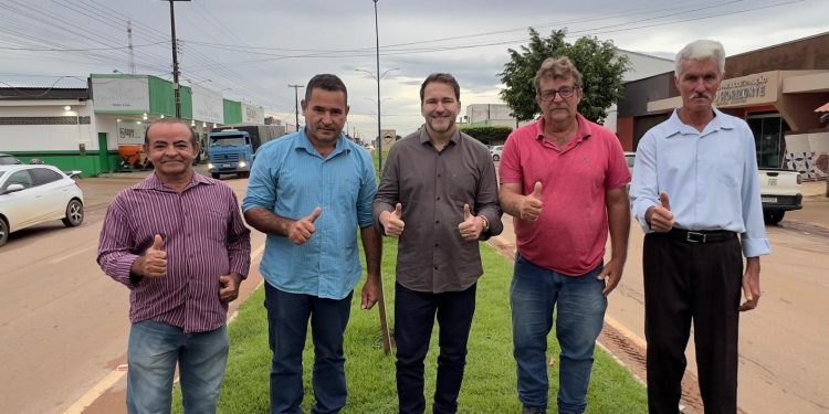 Presidente Alex Redano vistoria execução de emenda de R$ 960 mil para iluminação pública em Vale do Anari