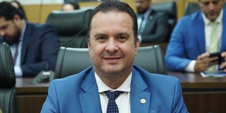 Com emenda de R$ 500 mil Luís do Hospital garante retroescavadeira à associação
