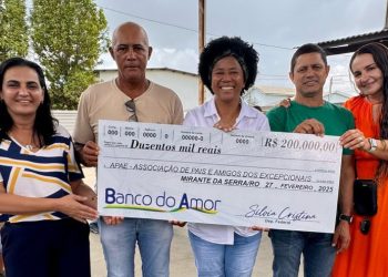 Sílvia Cristina faz a entrega de R$ 200 mil para a Apae de Mirante da Serra.