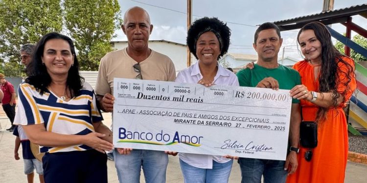 Sílvia Cristina faz a entrega de R$ 200 mil para a Apae de Mirante da Serra.