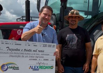Presidente Alex Redano entrega trator para a Associação 10 de Maio em Alto Paraíso