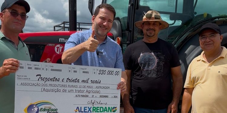 Presidente Alex Redano entrega trator para a Associação 10 de Maio em Alto Paraíso