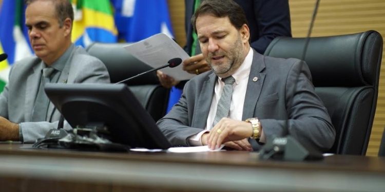 Deputado Alex Redano apresenta Projeto de Lei que garantirá aviso prévio sobre vencimento da CNH via e-mail e WhatsApp
