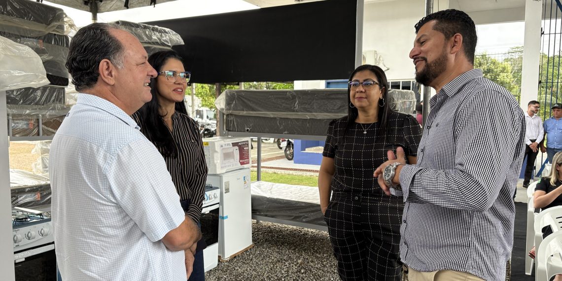Deputado Pedro Fernandes participa de entrega de colchões para policiais penais em Ariquemes
