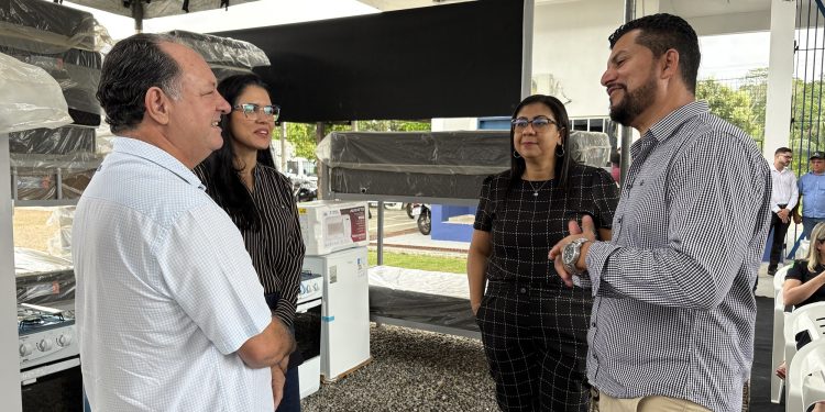 Deputado Pedro Fernandes participa de entrega de colchões para policiais penais em Ariquemes