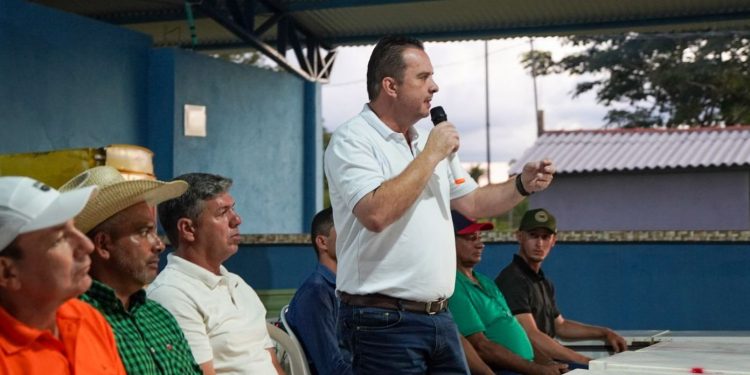 Luís do Hospital particpa da entrega de retroescavadeira a produtores de leite em Tarilândia