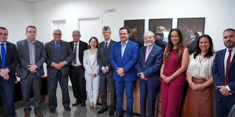 Deputado Luís do Hospital reforça diálogo com CFM e defende união pela saúde