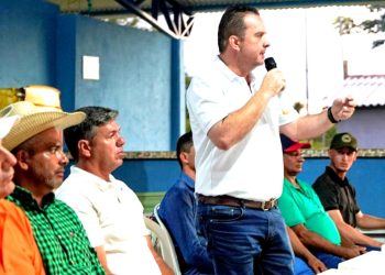 Luís do Hospital entrega retroescavadeira a produtores de leite de Tarilândia