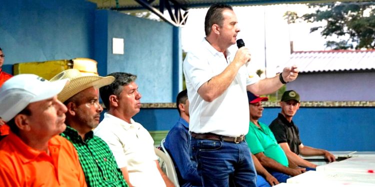 Luís do Hospital entrega retroescavadeira a produtores de leite de Tarilândia
