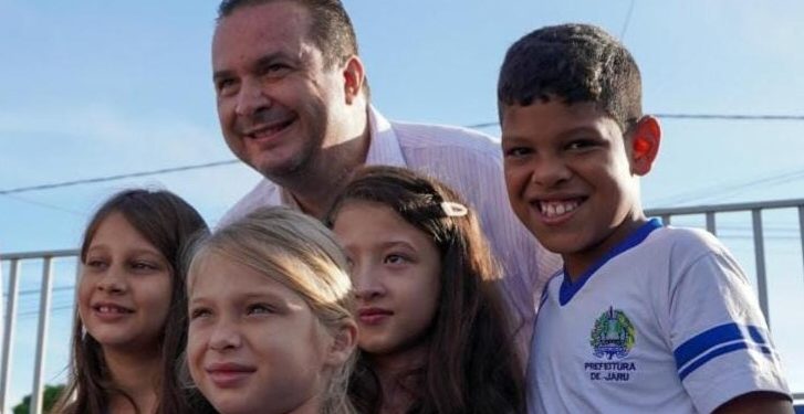 Luís do Hospital reforça valor do respeito à pátria em atividade escolar cívico.