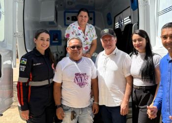 Pedro Fernandes prestigia entrega de nova ambulância para reforçar a saúde em Alto Paraíso