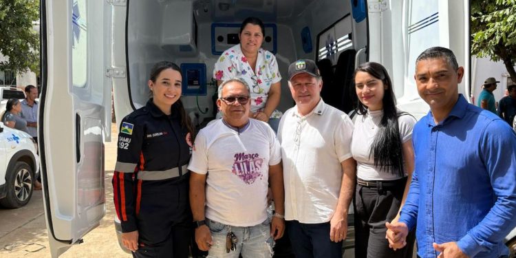 Pedro Fernandes prestigia entrega de nova ambulância para reforçar a saúde em Alto Paraíso