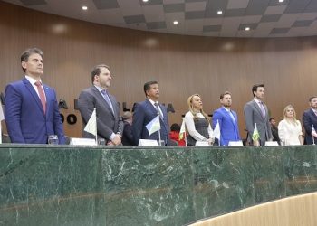 Deputado Alex Redano é homenageado em sessão solene com a Medalha do Mérito Legislativo Pedro Ludovico Teixeira em Goiás