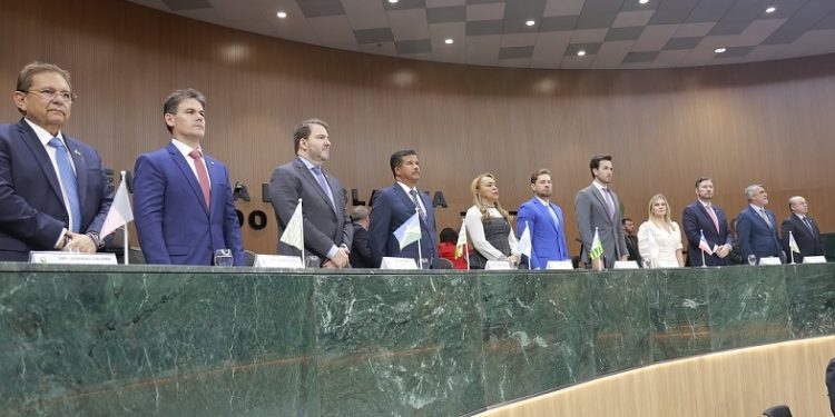 Deputado Alex Redano é homenageado em sessão solene com a Medalha do Mérito Legislativo Pedro Ludovico Teixeira em Goiás