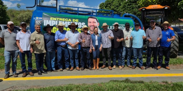 Deputado Alex Redano entrega implemento agrícola à Secretaria de Agricultura de Ariquemes a pedido da prefeita Carla Redano