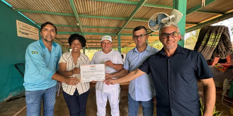 Sílvia Cristina faz a entrega de caminhonete e vistoria obras da Associação de Mulheres, em Rio Crespo