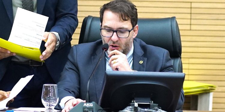 Alex Redano indica adesão de Rondônia ao convênio que concede isenção de ICMS para o “asfalto ecológico”