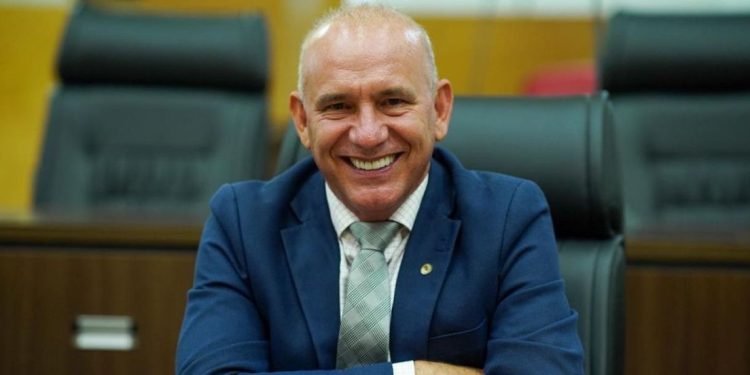 Ezequiel Neiva propõe homenagem a redatores oficiais e equipe do Nufis na Alero