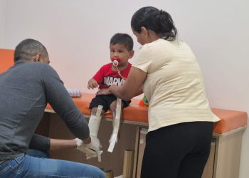 Obra da deputada Sílvia Cristina, oficina do Centro de Reabilitação prioriza fabricação de órteses para atender a grande demanda